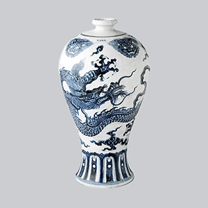 Meiping vase decorated with a dragon in underglaze blue (1426-1435).